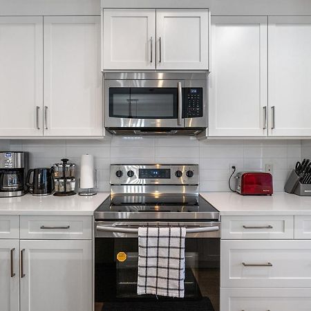 Luxury Spacious Private House Near City Centre Calgary Extérieur photo