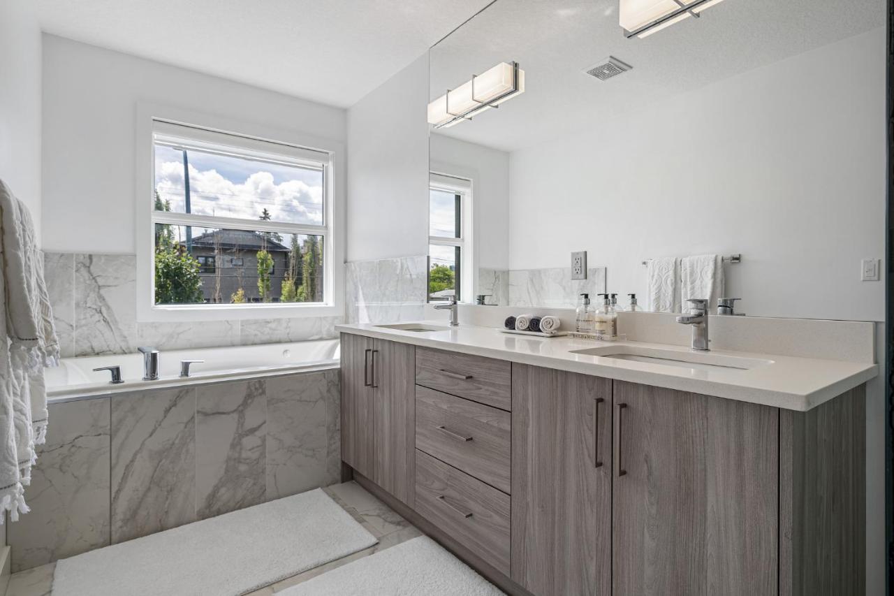 Luxury Spacious Private House Near City Centre Calgary Extérieur photo