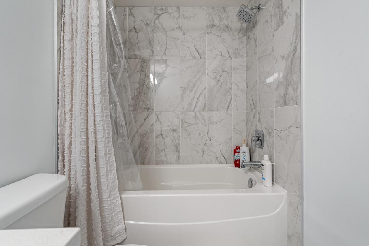 Luxury Spacious Private House Near City Centre Calgary Extérieur photo