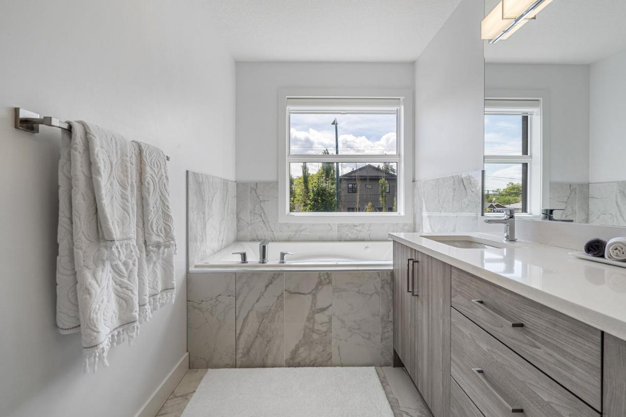 Luxury Spacious Private House Near City Centre Calgary Extérieur photo