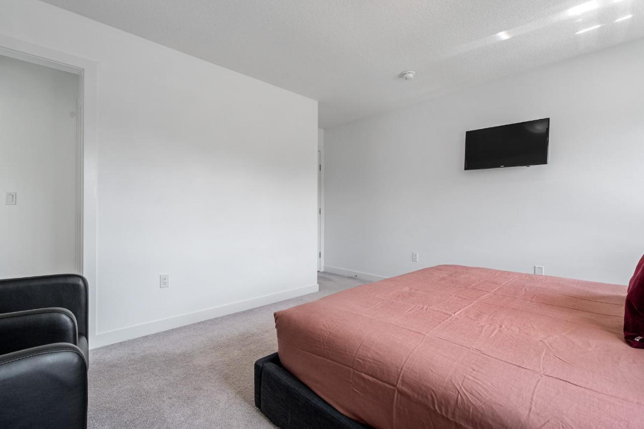 Luxury Spacious Private House Near City Centre Calgary Extérieur photo