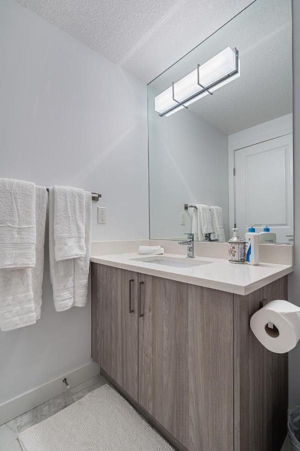 Luxury Spacious Private House Near City Centre Calgary Extérieur photo